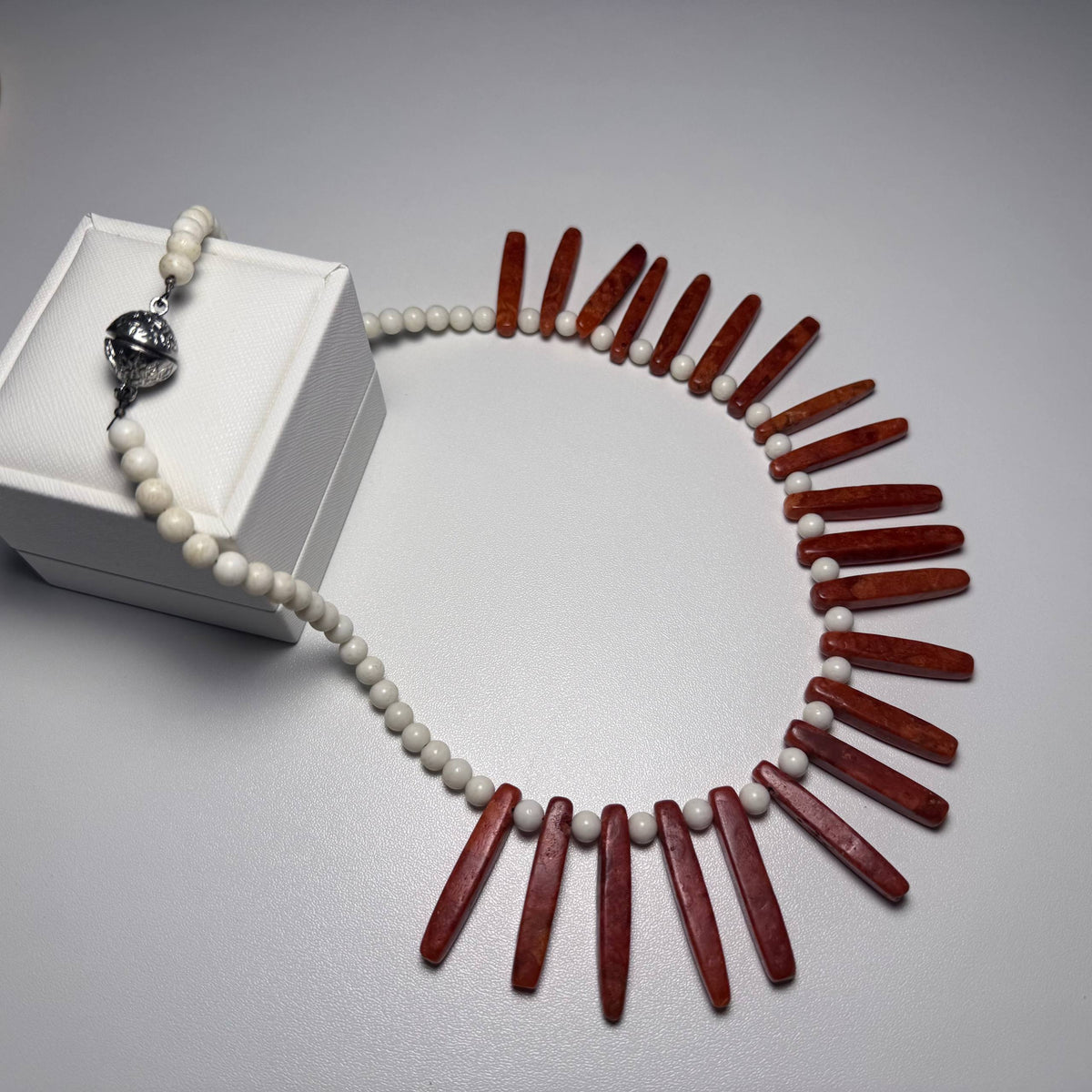 Colier din coral alb și roșu cu închizătoare magnetică, 50 cm